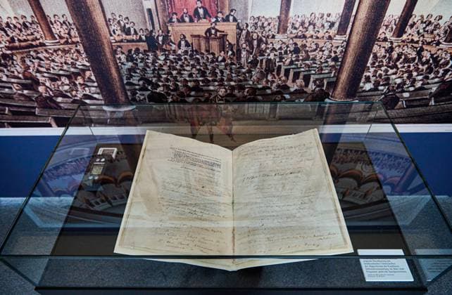 Der Bundestag in Berlin zeigt ab Montag (27.03.2023) fuer eine Woche die originale Paulskirchenverfassung im Rahmen einer Ausstellung zur deutschen Verfassungsgeschichte. (Foto: Die originale Paulskirchenverfassung wird in einer klimatisierten Glasvitrine ausgestellt und darf nur fuer kurze Zeit dem Tageslicht ausgesetzt werden) Damit erinnert der Deutsche Bundestag an die Revolution von 1848 49 und die Nationalversammlung in der Frankfurter Paulskirche. Das historische Dokument ist normalerweise im Deutschen Historischen Museum zu sehen. Da die Dauerausstellung derzeit wegen Bauarbeiten geschlossen ist, wird der Bundestag den Angaben zufolge in diesem Jahr der einzige Ort sein, an dem die Paulskirchenverfassung praesentiert wird.