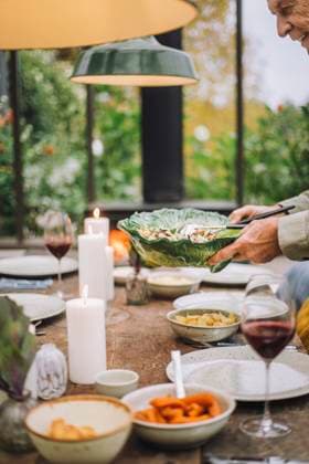 Senior man setting table for dinner party Sweden, Stockholm, model released, property released Copyright: xMaskotx , MA100217 MA100217