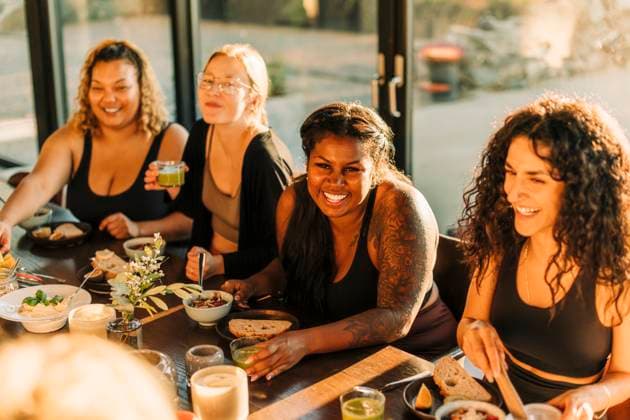 Happy female friends enjoying breakfast together at retreat center Sweden, Stockholm, model released, property released Copyright: xMaskotx , MA100410 MA100410