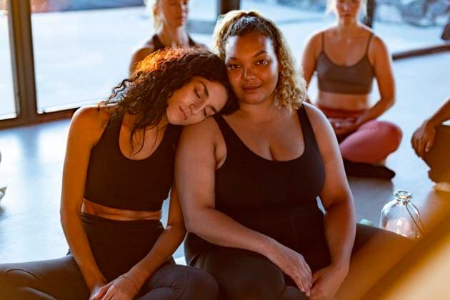 Young woman resting on female friend s shoulder sitting at retreat center Sweden, Stockholm, model released, property released Copyright: xMaskotx , MA100460 MA100460