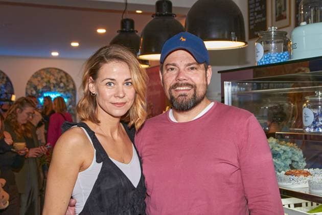 Entertainment Themen der Woche KW13 Entertainment Bilder des Tages Jessica Ginkel mit Ehemann Daniel Fehlow - Buchvorstellung von Susan Sideropoulos Das Leben schwer nehmen ist einfach anstrengend im Cafè All My Shades Of Blue in Berlin am 28.03.2023. Buchvorstellung - Das Leben schwer nehmen ist einfach anstrengend *** Jessica Ginkel with husband Daniel Fehlow book presentation by Susan Sideropoulos Taking life hard is just exhausting in the café All My Shades Of Blue in Berlin on 28 03 2023 book presentation Taking life hard is just exhausting