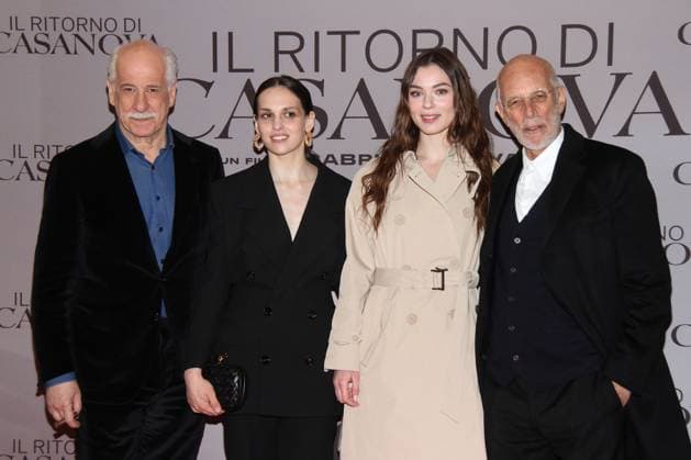 Bilder des Jahres 2023, Entertainment 03 März Entertainment Themen der Woche KW13 Entertainment Bilder des Tages Milan, Premiere of the film The Return of Casanova. In the photo: Toni Servillo, Sara Serraiocco, Bianca Panconi and Gabriele Salvatores  Copyright: xPaoloxDilettox xipa-agency.netx x xPaoloxDilettox IPA_IPA37007473