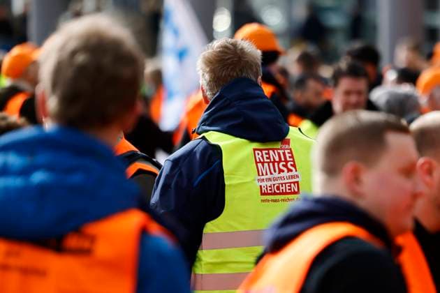 Stillstand am Hauptbahnhof Köln: Die Mitglieder der Gewerkschaft EVG demonstrieren für höhere Löhne im Bahnsektor. Die Bahn hat den Fernverkehr eingestellt. Anzeigetafeln weisen Reisende darauf hin, dass kein Zugverkehr mehr stattfindet. Gleise und Bahnhofshalle sind weitgehend verwaist. Deutschlandweit hatten die Gewerkschaften Verdi und EVG zu einem großem Streik am Montag aufgerufen. Köln, 27.03.2023 NRW Deutschland *** Standstill at Cologne Central Station Members of the EVG union demonstrate for higher wages in the rail sector The railroads have suspended long-distance services Display boards inform travelers that there is no longer any train service Tracks and station concourse are largely deserted Germany-wide, the Verdi and EV Copyright: xChristophxHardtx