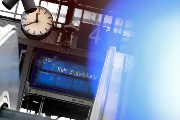 Stillstand am Hauptbahnhof Köln: Die Bahn hat den Fernverkehr eingestellt. Anzeigetafeln weisen Reisende darauf hin, dass kein Zugverkehr mehr stattfindet. Gleise und Bahnhofshalle sind weitgehend verwaist. Die Mitglieder der Gewerkschaft EVG demonstrieren für höhere Löhne im Bahnsektor. Deutschlandweit hatten die Gewerkschaften Verdi und EVG zu einem großem Streik am Montag aufgerufen. Köln, 27.03.2023 NRW Deutschland *** Standstill at Cologne Central Station The railroad has stopped long-distance services Display boards inform travelers that there is no more train service Tracks and station concourse are largely deserted Members of the EVG union demonstrate for higher wages in the rail sector Germany-wide, the Verdi and EVG unions h Copyright: xChristophxHardtx