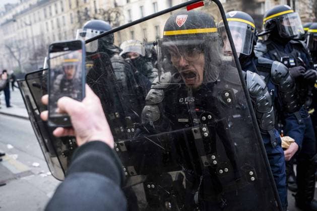 Bilder des Jahres 2023, News 04 April Bilder des Jahres 2023, News 03 März News Themen der Woche KW13 News Bilder des Tages Heurts violents entre manifestants et les forces de l ordre NEWS : 10e jour de manifestation contre la reforme des retraites - violence - Paris - 28 03 2023 JBAutissier Panoramic 