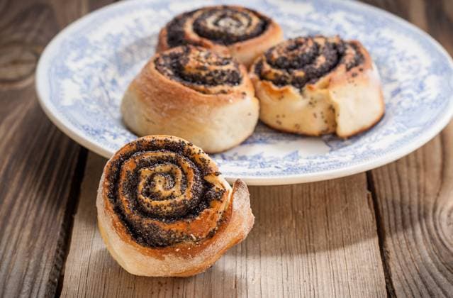 Bun with poppy seeds Bun with poppy seeds on a plate on a wooden background Copyright: xZoonar.com BurakovaxIrinax 13341640