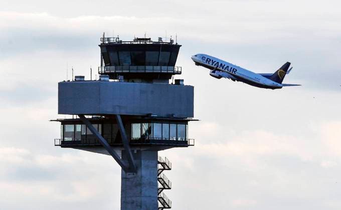 Ryanair Schoenefeld, 28.03.2023 - Eine Boing 737-800 der Fluggesellschaft Ryanair startet am BER Flughafen Berlin Brandenburg Willy Brandt . Schoenefeld Brandenburg Deutschland *** Ryanair Schoenefeld, 28 03 2023 A Boeing 737 800 of the airline Ryanair takes off at BER Airport Berlin Brandenburg Willy Brandt Schoenefeld Brandenburg Germany