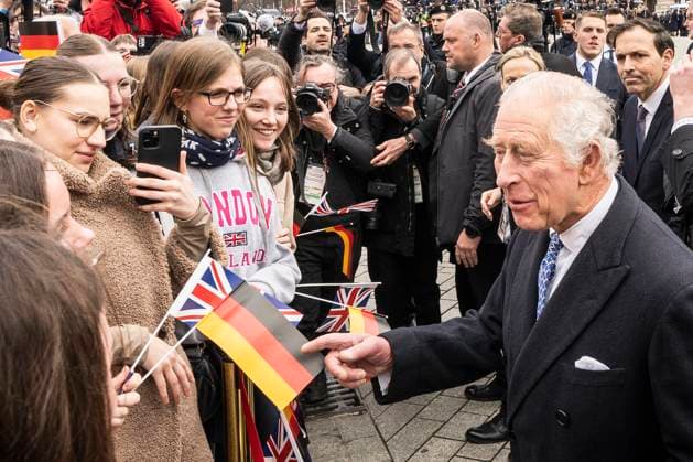 Entertainment Themen der Woche KW13 Entertainment Bilder des Tages State visit of King Charles III and Queen Consort Camilla of the United Kingdom of Great Britain and Northern Ireland to the Federal Republic of Germany from 29 to 31 March 2023 - Staatsbesuch von König Charles III. und Königin-Gemahlin Camilla des Vereinigten Königreichs Großbritannien und Nordirland in der Bundesrepublik Deutschland vom 29. bis 31. März 2023 - Begrüßung mit militärischen Ehren durch den Bundespräsidenten am Brandenburger Tor - Welcome with military honours by Federal President at the Brandenburger Tor in Berlin - King Charles III. gratiuliert einer Schülerin der Klasse 9B aus dem Georg-Büchner-Gymnasium in Berlin-Lichtenhagen zu ihrem Geburtstag;State visit of King Charles III and Queen Consort Camilla of the