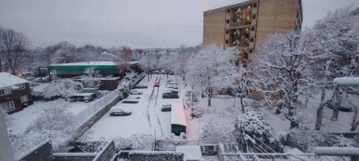 IMAGO Creative, Jahreszeit Winter in der Stadt RECORD DATE NOT STATED A snowy city street in winter *** einer Verschneite Stadt Straße ÊIn winterlichen 15151513