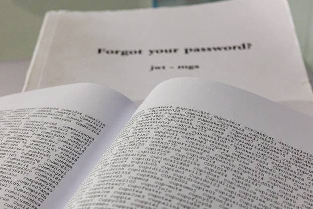Buchbände Forgot your Password? Ein Kunstwerk von Aram Bartholl enthält mehrere tausend Passwortvarianten - Die Ausstellung DeutschlandDigital vom 24. März 2023 bis 04. Februar 2024 im Haus der Geschichte in Bonn 30.03.2023 Bonn Gronau NRW Deutschland