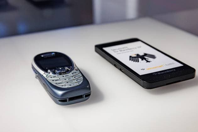 Ein Original Handy von Angela Merkel mit dem sie von dem US Geheimdienst ausgehorcht wurde. Daneben ein abhörsicheres Cryptohandy - Die Ausstellung DeutschlandDigital vom 24. März 2023 bis 04. Februar 2024 im Haus der Geschichte in Bonn 30.03.2023 Bonn Gronau NRW Deutschland