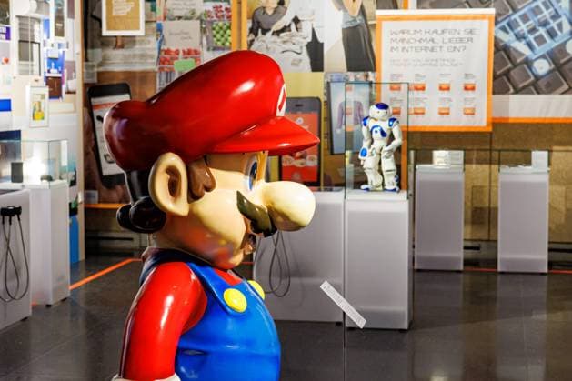 Eine lebensgroße Figur von Super Mario - Die Ausstellung DeutschlandDigital vom 24. März 2023 bis 04. Februar 2024 im Haus der Geschichte in Bonn 30.03.2023 Bonn Gronau NRW Deutschland