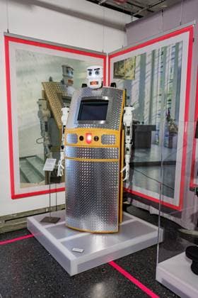 Ein Segensroboter Bless U 2 der den Anwendern einen segen in verschiedenen Sprachen erteilt - Die Ausstellung DeutschlandDigital vom 24. März 2023 bis 04. Februar 2024 im Haus der Geschichte in Bonn 30.03.2023 Bonn Gronau NRW Deutschland