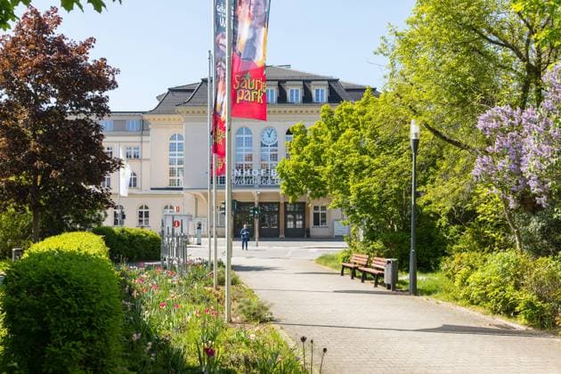 Außenansicht vom Bahnhof mit Rathenauplatz, Bautzen, Sachsen, Deutschland