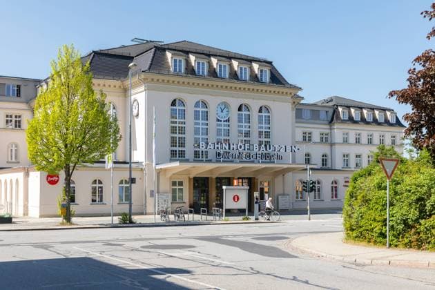 Außenansicht vom Bahnhof mit Rathenauplatz, Bautzen, Sachsen, Deutschland