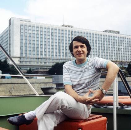 Moscow, USSR. July, 1981. Belgian singer Salvatore Adamo has a cruise on the Moskva River. The exact date of the photograph is unknown. Alexander Sentsov, Nikolai Malyshev TASS  2839383