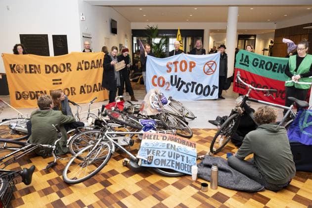 News Themen der Woche KW13 News Bilder des Tages AMSTERDAM - Extinction Rebellion climate activists during a disruption of a committee meeting in the city hall. The activists draw attention to coal transport by the port authority. ANP EVERT ELZINGA netherlands out - belgium out  Copyright: xx x466050234x originalFilename: 466050234.jpg