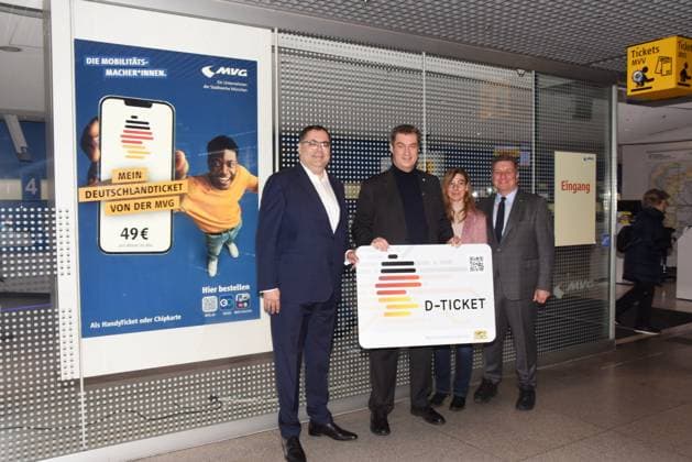 News Themen der Woche KW13 News Bilder des Tages Ingo Wortmann SWM Mobilitaet und MVG Geschaeftsfuehrer Dr Markus Soeder Bayerischer Ministerpraesident Christina Wenk 50 Teamassistentin Christian Bernreiter Bayerischer Staatsminister fuer Wohnen Bau Verkehr Muenchen 30.03.2023 MVG Kundencentrum Hauptbahnhof Bayerns Erste Deutschland 49 Euro Ticket Ueberreichung durch Ministerpraesident Dr. Markus Soeder und Minister Christian Bernreiter Muenchen *** Ingo Wortmann SWM Mobilitaet and MVG Managing Director Dr Markus Soeder Bavarian State Premier Christina Wenk 50 Team Assistant Christian Bernreiter Bavarian State Minister for Housing Construction Transport Munich 30 03 2023 MVG Customer Center Main Station Bavarias First Germany 49 Euro Ticket Presentation by State Premier Dr Markus So