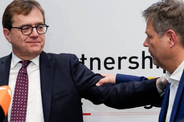 News Bilder des Tages Canada Deutschland Energie Konferenz in Berlin Aktuell, 30.03.2023, Berlin, Wirtschafts- und Klimaminister Robert Habeck (Gruene) gemeinsam mit Minister of Natural Resources von Canada Jonathan Wilkinson bei der Canada Germany Energy Conferenz in der Canadischen Botschaft in Berlin Berlin Berlin Deutschland