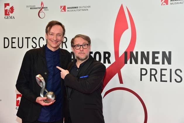 Deutscher MusikAutorenPreis 2023 Volker Bertelmann (Komposition Audiovisuelle Medien Hoerspiel) , Bjarne Maedel, Laudator Ankunft roter Teppich zur 14. Preisverleihung, Deutscher MusikAutorenPreis 2023 am 30. März in Berlin