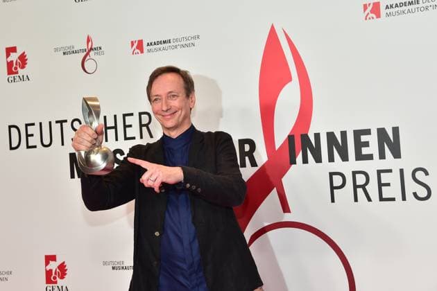 Deutscher MusikAutorenPreis 2023 PreisGewinner Volker Bertelmann (Komposition Audiovisuelle Medien Hoerspiel) Ankunft roter Teppich zur 14. Preisverleihung, Deutscher MusikAutorenPreis 2023 am 30. März in Berlin
