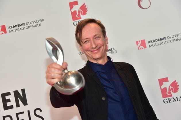 Deutscher MusikAutorenPreis 2023 PreisGewinner Volker Bertelmann (Komposition Audiovisuelle Medien Hoerspiel) Ankunft roter Teppich zur 14. Preisverleihung, Deutscher MusikAutorenPreis 2023 am 30. März in Berlin