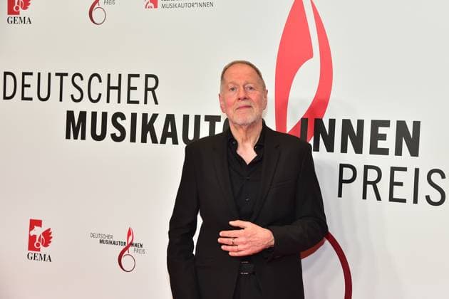 Deutscher MusikAutorenPreis 2023 Dieter Gorny, Gründer von POPCOM, VIVA Musiksender Ankunft roter Teppich zur 14. Preisverleihung, Deutscher MusikAutorenPreis 2023 am 30. März in Berlin