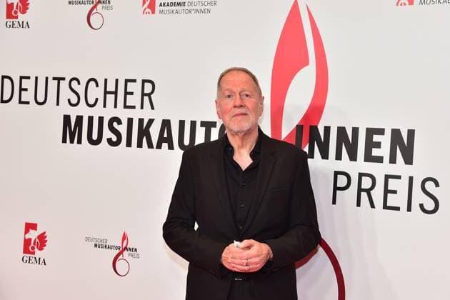 Deutscher MusikAutorenPreis 2023 Dieter Gorny, Gründer von POPCOM, VIVA Musiksender Ankunft roter Teppich zur 14. Preisverleihung, Deutscher MusikAutorenPreis 2023 am 30. März in Berlin
