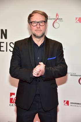 Deutscher MusikAutorenPreis 2023 Bjarne Mädel, Schauspieler Ankunft roter Teppich zur 14. Preisverleihung, Deutscher MusikAutorenPreis 2023 am 30. März in Berlin