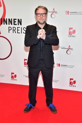 Deutscher MusikAutorenPreis 2023 Bjarne Mädel, Schauspieler Ankunft roter Teppich zur 14. Preisverleihung, Deutscher MusikAutorenPreis 2023 am 30. März in Berlin