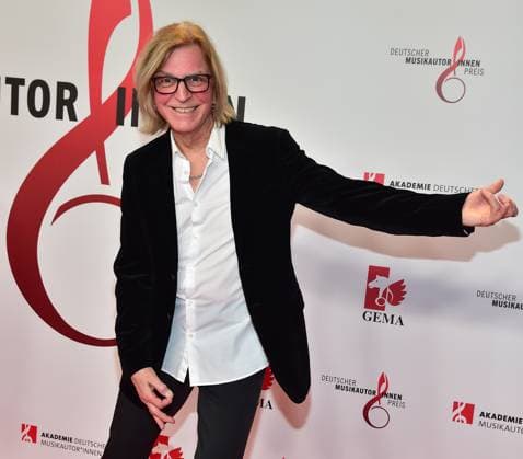 Deutscher MusikAutorenPreis 2023 Rüdiger Ritchie Barton Band Silly Ankunft roter Teppich zur 14. Preisverleihung, Deutscher MusikAutorenPreis 2023 am 30. März in Berlin