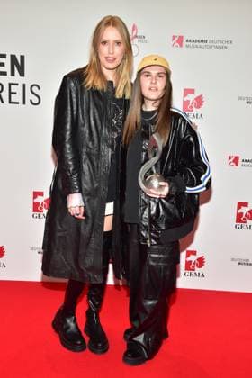 Deutscher MusikAutorenPreis 2023 Lea, bürgerlich: Lea-Marie Becker; Luna, bürgerlich Alina StriedL Ankunft roter Teppich zur 14. Preisverleihung, Deutscher MusikAutorenPreis 2023 am 30. März in Berlin