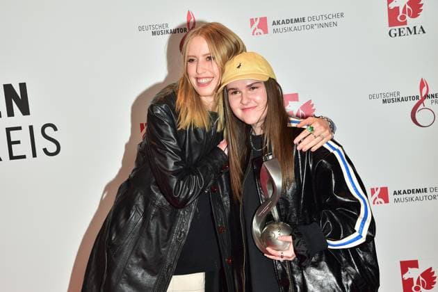 Deutscher MusikAutorenPreis 2023 Lea, bürgerlich: Lea-Marie Becker; Luna, bürgerlich Alina StriedL Ankunft roter Teppich zur 14. Preisverleihung, Deutscher MusikAutorenPreis 2023 am 30. März in Berlin