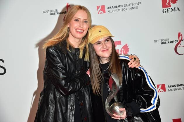 Deutscher MusikAutorenPreis 2023 Lea, bürgerlich: Lea-Marie Becker; Luna, bürgerlich Alina StriedL Ankunft roter Teppich zur 14. Preisverleihung, Deutscher MusikAutorenPreis 2023 am 30. März in Berlin