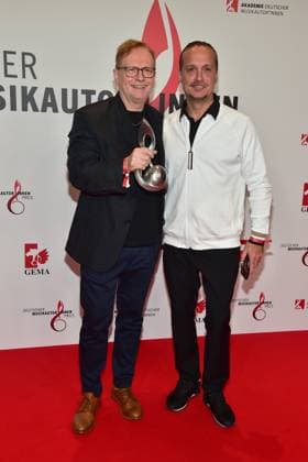 Deutscher MusikAutorenPreis 2023 Michael Beil, Komposition Experimentale Musik Elektronik , Alex Christensen, DJ, Musikprodujzent Ankunft roter Teppich zur 14. Preisverleihung, Deutscher MusikAutorenPreis 2023 am 30. März in Berlin