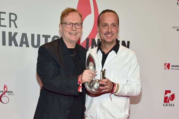 Deutscher MusikAutorenPreis 2023 Michael Beil, Komposition Experimentale Musik Elektronik , Alex Christensen, DJ, Musikprodujzent Ankunft roter Teppich zur 14. Preisverleihung, Deutscher MusikAutorenPreis 2023 am 30. März in Berlin
