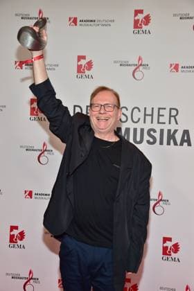 Deutscher MusikAutorenPreis 2023 Michael Beil, Komposition Experimentale Musik Elektronik Ankunft roter Teppich zur 14. Preisverleihung, Deutscher MusikAutorenPreis 2023 am 30. März in Berlin