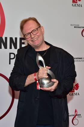 Deutscher MusikAutorenPreis 2023 Michael Beil, Komposition Experimentale Musik Elektronik Ankunft roter Teppich zur 14. Preisverleihung, Deutscher MusikAutorenPreis 2023 am 30. März in Berlin