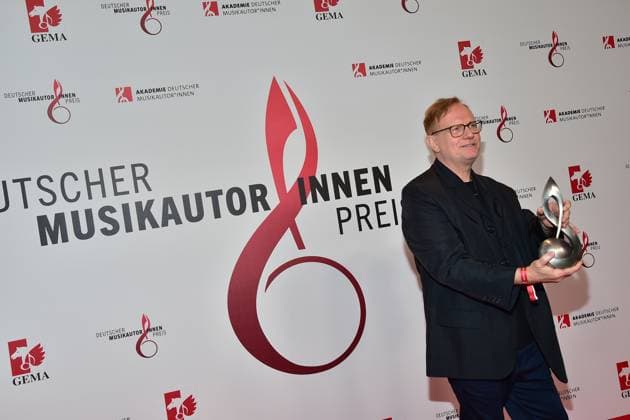 Deutscher MusikAutorenPreis 2023 Michael Beil, Komposition Experimentale Musik Elektronik Ankunft roter Teppich zur 14. Preisverleihung, Deutscher MusikAutorenPreis 2023 am 30. März in Berlin