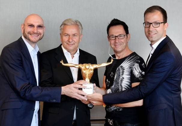 Akzeptanzpreis für Die Brücke der Solidarität 2017 an Klaus Wowereit in Duisburg *** NUR FÜR REDAKTIONELLE ZWECKE *** EDITORIAL USE ONLY ***Ralph Morgenstern , Preisträger Klaus Wowereit und Wolfgang DeMarco und Christian Karus vom Verein DU Gay e.V., von links, am Freitag, den 21.07.2017 vor der Verleihung des Akzeptanzpreises für Die Brücke der Solidarität 2017 an Klaus Wowereit und Hape Kerkeling, der nicht anwesend sein konnte, im Intercity Hotel in Duisburg. Zum fünften Mal verleiht der Verein DU Gay e,V. diesen Preis. Foto: Stephan Eickershoff FUNKE Foto Services Ralph Morgenstern , Preisträger Klaus Wowereit und Wolfgang DeMarco und Christian Karus vom Verein DU Gay e.V., von links, am Freitag, den 21.07.2017 vor Copyright: StephanxEickershoff docnrwhugopicture143736524 EDITORIAL USE ONLY