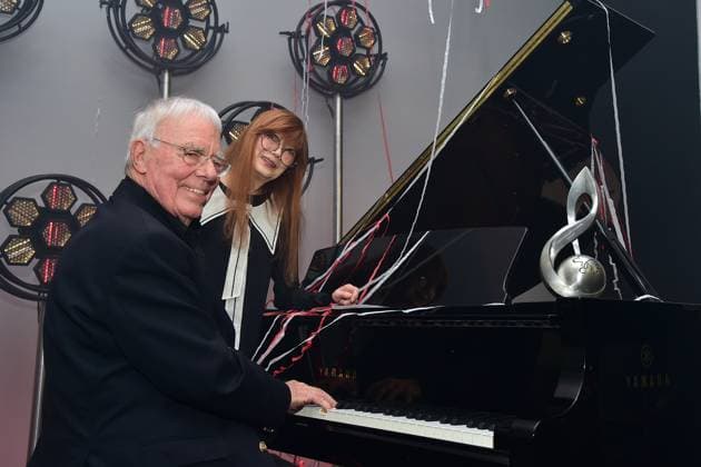 Deutscher MusikAutorenPreis 2023 Christian Bruhn für sein Lebenswerk, Katja Ebstein, Laudatorin am Klavier Ankunft roter Teppich zur 14. Preisverleihung, Deutscher MusikAutorenPreis 2023 am 30. März in Berlin