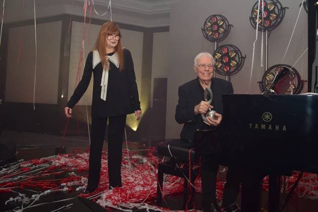 Deutscher MusikAutorenPreis 2023 Christian Bruhn für sein Lebenswerk, Katja Ebstein, Laudatorin am Klavier Ankunft roter Teppich zur 14. Preisverleihung, Deutscher MusikAutorenPreis 2023 am 30. März in Berlin