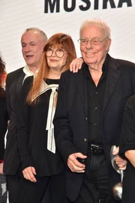 Deutscher MusikAutorenPreis 2023 Christian Bruhn für sein Lebenswerk, Katja Ebstein, Laudatorin Ankunft roter Teppich zur 14. Preisverleihung, Deutscher MusikAutorenPreis 2023 am 30. März in Berlin