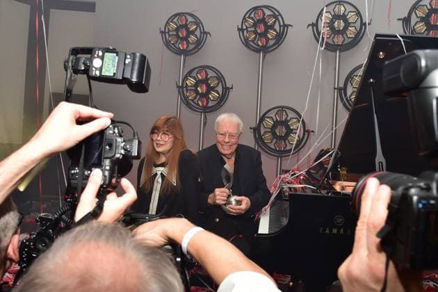 Deutscher MusikAutorenPreis 2023 Christian Bruhn für sein Lebenswerk, Katja Ebstein, Laudatorin am Klavier umringt von voelen Fotografen zur 14. Preisverleihung, Deutscher MusikAutorenPreis 2023 am 30. März in Berlin