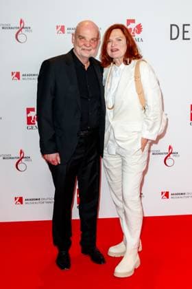 GEMA MusikautorInnenpreis 2023 Pe Werner mit Ehemann beim 14. GEMA MusikautorInnenpreis im Ritz Carlton am 30.03.2023 in Berlin. Copyright: xEventpressxKochanx