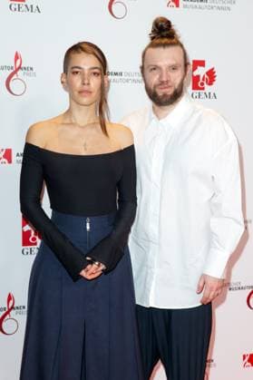 GEMA MusikautorInnenpreis 2023 Alina Süggeler und Andreas Andi Weizel (Frida Gold) beim 14. GEMA MusikautorInnenpreis im Ritz Carlton am 30.03.2023 in Berlin. Copyright: xEventpressxKochanx