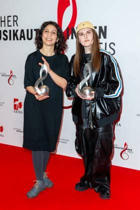GEMA MusikautorInnenpreis 2023 Farzia Fallah und Luna (Alina Striedl) beim 14. GEMA MusikautorInnenpreis im Ritz Carlton am 30.03.2023 in Berlin. Copyright: xEventpressxKochanx