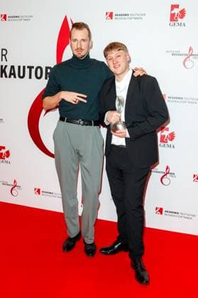 GEMA MusikautorInnenpreis 2023 Jacob Jüngst (JACE) und Alligatoah (Lukas Strobel) beim 14. GEMA MusikautorInnenpreis im Ritz Carlton am 30.03.2023 in Berlin. Copyright: xEventpressxKochanx