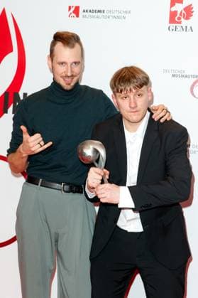GEMA MusikautorInnenpreis 2023 Jacob Jüngst (JACE) und Alligatoah (Lukas Strobel) beim 14. GEMA MusikautorInnenpreis im Ritz Carlton am 30.03.2023 in Berlin. Copyright: xEventpressxKochanx
