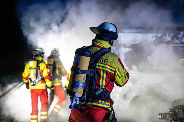 Feuerwehr und Notarzt, Symbolfotos Zwei Fahrzeuge in Vollbrand - PKW und Transporter fallen den Flammen vollständig zum Opfer - FF Leonberg beim Brandeinsatz am Glemseck 7aIMG: 0387937 Zwei Fahrzeuge in Vollbrand - PKW und Transporter fallen den Flammen vollständig zum Opfer - FF Leonberg beim Brandeinsatz am Glemseck Am Donnerstagabend gegen 22:00 Uhr meldeten mehrere Anrufer über den Notruf ein brennendes Fahrzeug im Bereich Glemseck auf einem Parkplatz neben der L 1187. Noch bevor die Einsatzkräfte vor Ort eintrafen, wurde ein weiteres Fahrzeug in Mitleidenschaft gezogen. Beide Kraftfahrzeuge, ein Ford Fiesta und ein Fiat Ducato, brannten letztlich vollständig aus. Es entstand Sachschaden in Höhe von etwa 40.000 Euro. Die Kriminalpolizei des Polizeipräsidiums Ludwigsburg Copyright: 7aktuell.dex xnreeh 0387937 20230330_7a_brandGlemseckPKW_387937